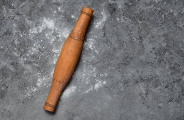 Oklava ve un beton bir tablo. Mutfak aletleri. Pişirme işlemi. Üstten görünüm.
