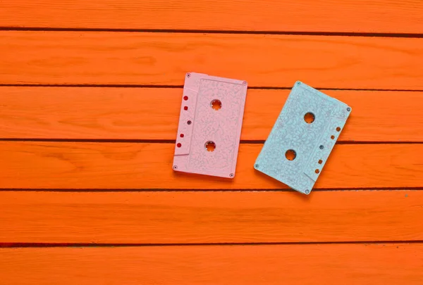 Bemalt Einer Rosafarbenen Pastellfarbenen Audiokassette Auf Orangefarbenem Holzhintergrund Retro Audio — Stockfoto