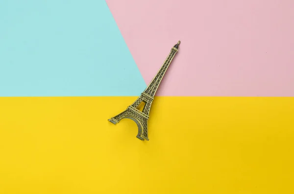 Estatuilla Recuerdo Torre Eiffel Sobre Fondo Pastel Multicolor Tendencia Del — Foto de Stock