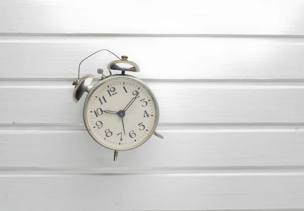 Relógio Alarme Retro Uma Mesa Madeira Branca Vista Superior — Fotografia de Stock