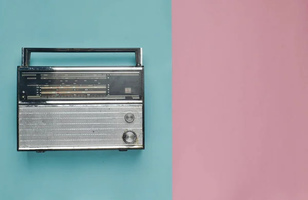 Ricevitore radio retrò su sfondo rosa pastello blu. Tecnologia dei media anni '60. Vista dall'alto . — Foto Stock