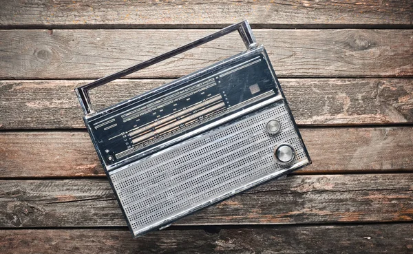 Ricevitore radio degli anni '70 su uno sfondo in legno rustico. Vista dall'alto . — Foto Stock