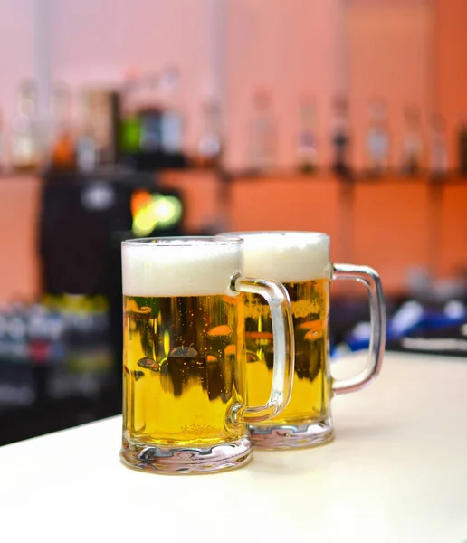 Twee Glazen Bier Achtergrond Van Bar — Stockfoto