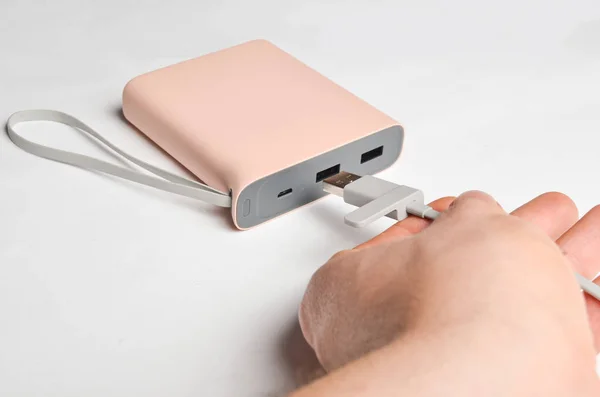 Hand Ansluter Usb Kabel Till Powerbank Vit Bakgrund Externt Batteri — Stockfoto