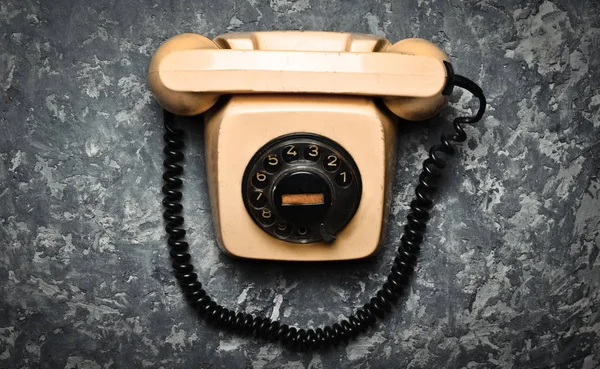 Vintage Telefoon Met Een Roterende Wijzerplaat Een Betonnen Ondergrond Bovenaanzicht — Stockfoto