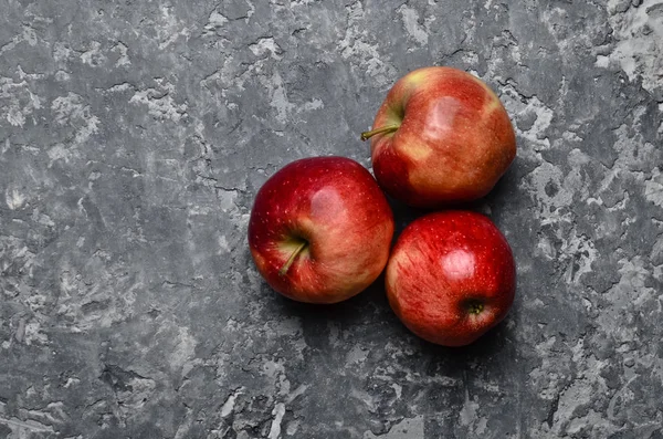 Pommes Mûres Rouges Sur Une Table Béton Des Fruits Frais — Photo