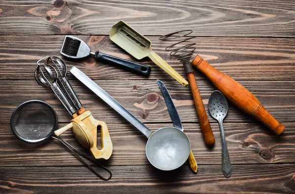 Conjunto Ferramentas Cozinha Antigas Talheres Uma Mesa Madeira Culinária Vintage — Fotografia de Stock