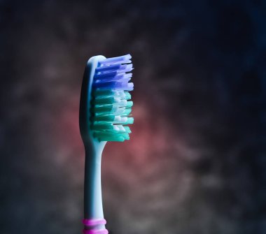 Diş fırçası arka plan koyu bir beton duvar. Diş Bakımı.