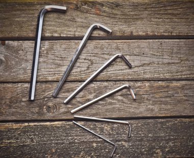 Sanatçı için araçlar. Nesneleri çizim için. Boya, boya kalemi, kalem ahşap bir masa üzerinde. Oluşturmak için ilham kaynağı. Üstten Görünüm. Düz yatıyordu.