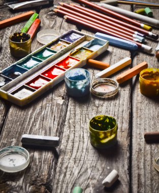 Ürünler için çizim ve yaratıcılık ahşap bir masa üzerinde bir grup. Rustik tarzı. Guaj, yağlıboya, suluboya boya, boya kalemi, kalem. 