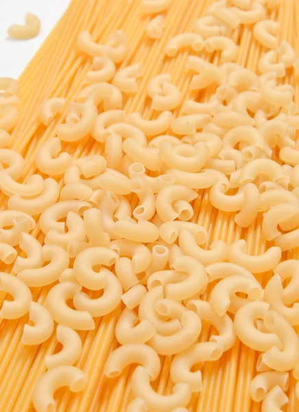 Verschiedene Nudelsorten. Nudeln mit Hörnern, Spaghetti. — Stockfoto