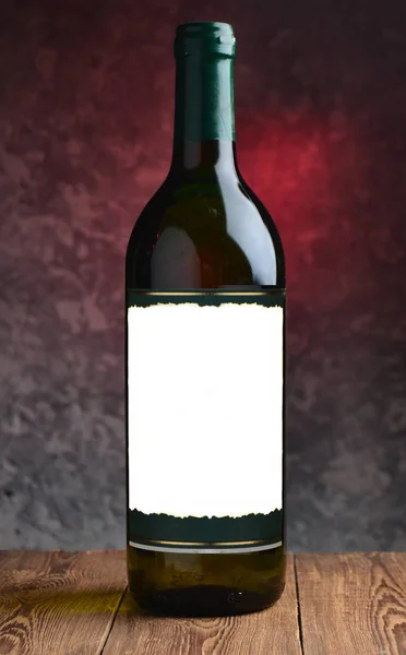 一瓶白色的干葡萄酒在一张木桌上 在一个混凝土墙的背景上 在瓶子上复制空白空白标签 — 图库照片
