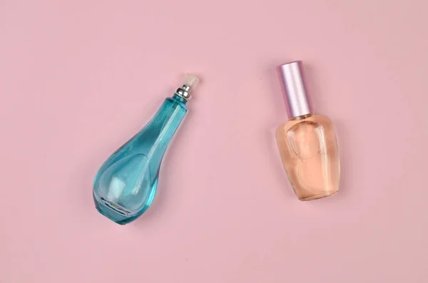 Deux flacons de parfum féminin sur fond rose pastel. Vue de dessus. Cosmétiques et accessoires pour femmes . — Photo
