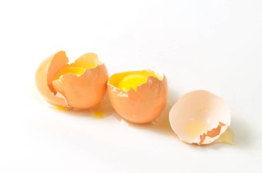 Beyaz arka plan üzerinde izole kırık tavuk yumurtası.