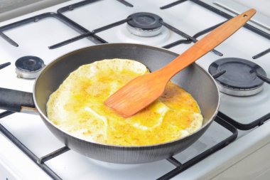Ocakta bir tavada tavuk yumurtadan kızarmış yumurta omlet. Pişirme işlemi.