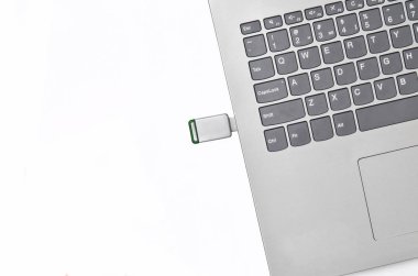 Beyaz bir arka plan üzerinde izole bir dizüstü bilgisayar takılan Usb birden parlamak götürmek. Modern dijital medya.