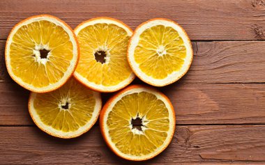 Ahşap arka plan üzerinde dryed portakal dilimleri. Üstten Görünüm.