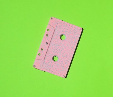 Ses kaset pembe yeşil bir arka plan üzerinde boyanmıştır. Üstten Görünüm.
