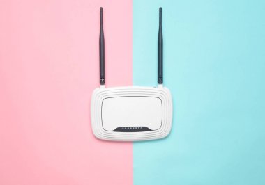 Wi-Fi router pastel renkli bir arka plan üzerinde. Minimalizm eğilimini. Her zaman online. Üstten Görünüm.