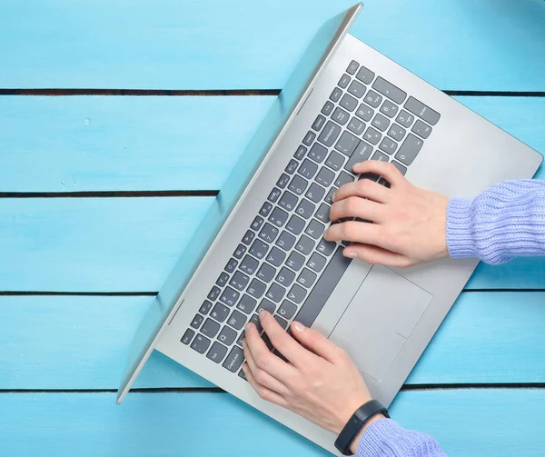 Las Manos Están Escribiendo Teclado Del Portátil Una Mesa Madera —  Fotos de Stock