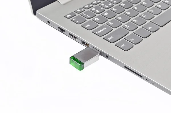 Napęd flash USB do laptopa na białym tle na białym tle. Nowoczesne media cyfrowe. — Zdjęcie stockowe