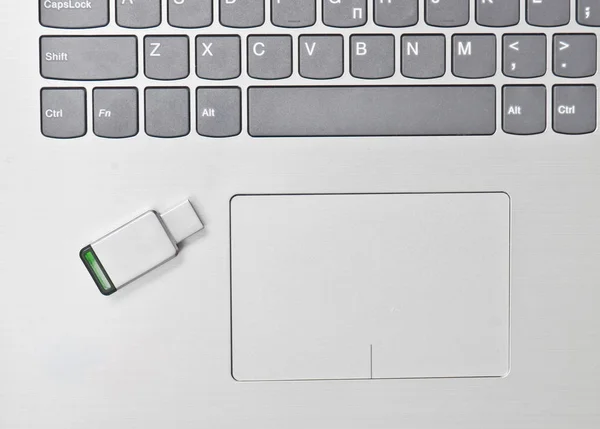 Napęd flash USB na klawiaturze laptopa. Współczesne technologie. — Zdjęcie stockowe