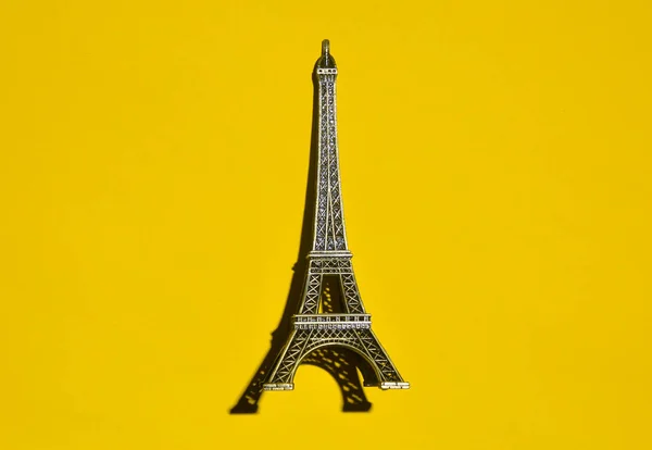 Figurka Pamiątkami Wieży Sefael Żółtym Tle Widok Góry — Zdjęcie stockowe