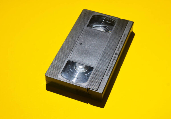 Видеокассеты 80-х годов на жёлтом фоне. Устаревшие медиа-технологии
.