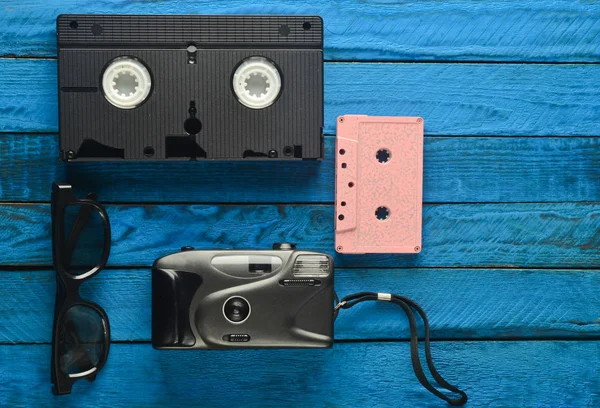 Kasety Audio Vhs Okulary Hipster Kamery Filmowej Żółtym Tle Drewnianych — Zdjęcie stockowe