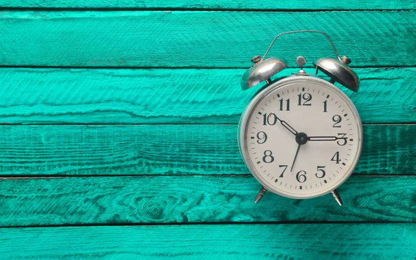 ミント色の木製の背景にビンテージの目覚まし時計 トップ ビュー — ストック写真