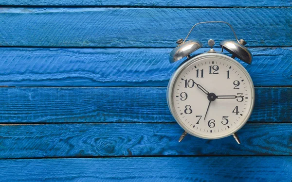 Relógio Alarme Vintage Fundo Madeira Azul Vista Superior — Fotografia de Stock
