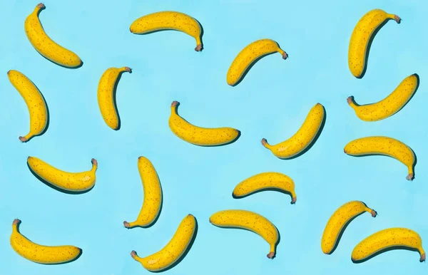 Творческий Фон Спелых Бананов Голубой Поверхности Вид Сверху — стоковое фото