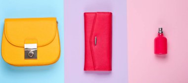 Minimalist moda. Pastel arka planda kadın moda aksesuarları. Deri çanta, sarı çanta, parfüm şişesi. Üst görünüm