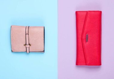 Pastel arka planda kadın moda aksesuarları. Deri çanta, cüzdan. Üst görünüm