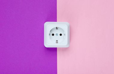 Pastel arka planda beyaz plastik priz. Minimalizm