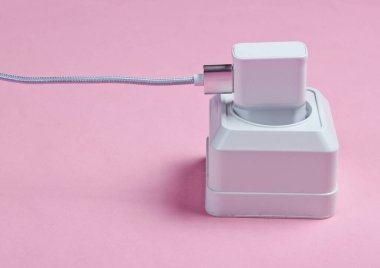 Pembe arkaplandaki şarj cihazı güç çıkışına takıldı