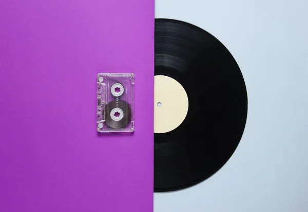 Аудиокассета Виниловая Пластинка Фиолетовом Сером Фоне Стиль Ретро Вид Сверху — стоковое фото