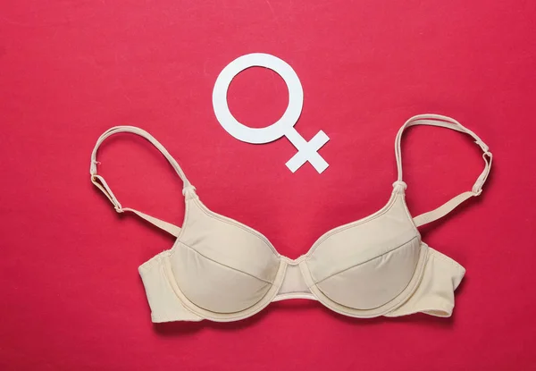 Feminismus Konzept Weiblicher Geschlechtssymbol Auf Rotem Hintergrund Draufsicht Minimalismus — Stockfoto