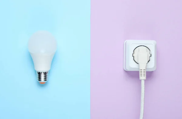 Weißes Kabel Steckdose Und Led Glühbirne Auf Pastellfarbenem Hintergrund Ansicht — Stockfoto