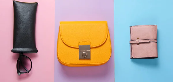 Accesorios Femeninos Moda Sobre Fondo Papel Pastel Cartera Cuero Moda — Foto de Stock