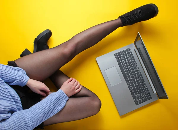 Модна Жінка Шортах Колготках Чоботях Використовує Ноутбук Сидячи Жовтому Тлі — стокове фото