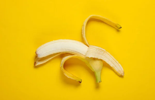 Minimalisme Concept Fruit Banane Mûre Ouverte Sur Fond Jaune Vue — Photo