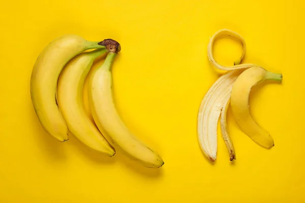 Minimalisme Concept Fruit Bouquet Bananes Peau Banane Sur Fond Jaune — Photo