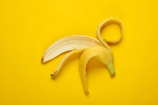 Conceito Fruta Minimalismo Pele Banana Fundo Amarelo Vista Superior — Fotografia de Stock