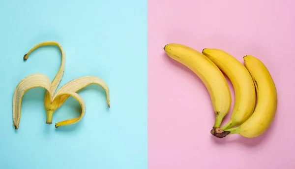 미니멀리즘은 과일의 개념입니다 바나나와 바나나 껍질을 파스텔 배경으로 놓았습니다 위에서 — 스톡 사진