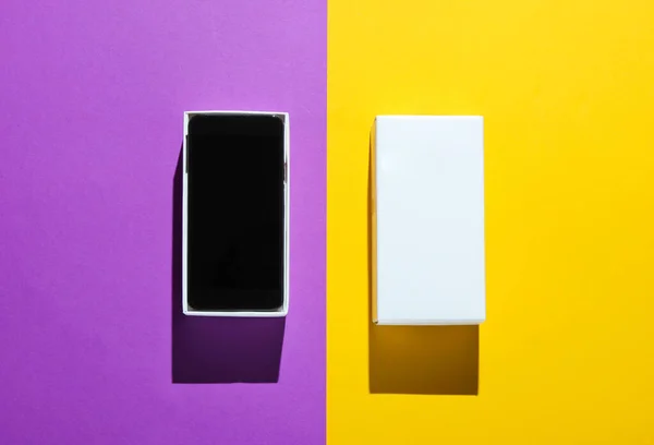 Nuevo Smartphone Caja Abierta Sobre Fondo Papel Color Vista Superior — Foto de Stock