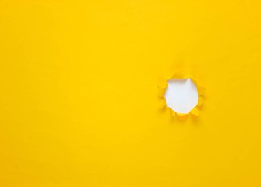 Sarı kağıtta yırtık var. Üst Manzara. Asgari iş konsepti