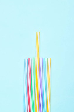 Mavi arka planda kokteyl küvetleri. Üst görünüm