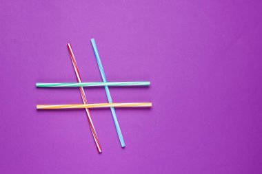 Mor arkaplanda hashtag sembolü şeklinde kokteyl küvetleri.