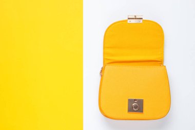 Renkli bir arka planda deri çantayı aç. Üst görünüm, minimalizm